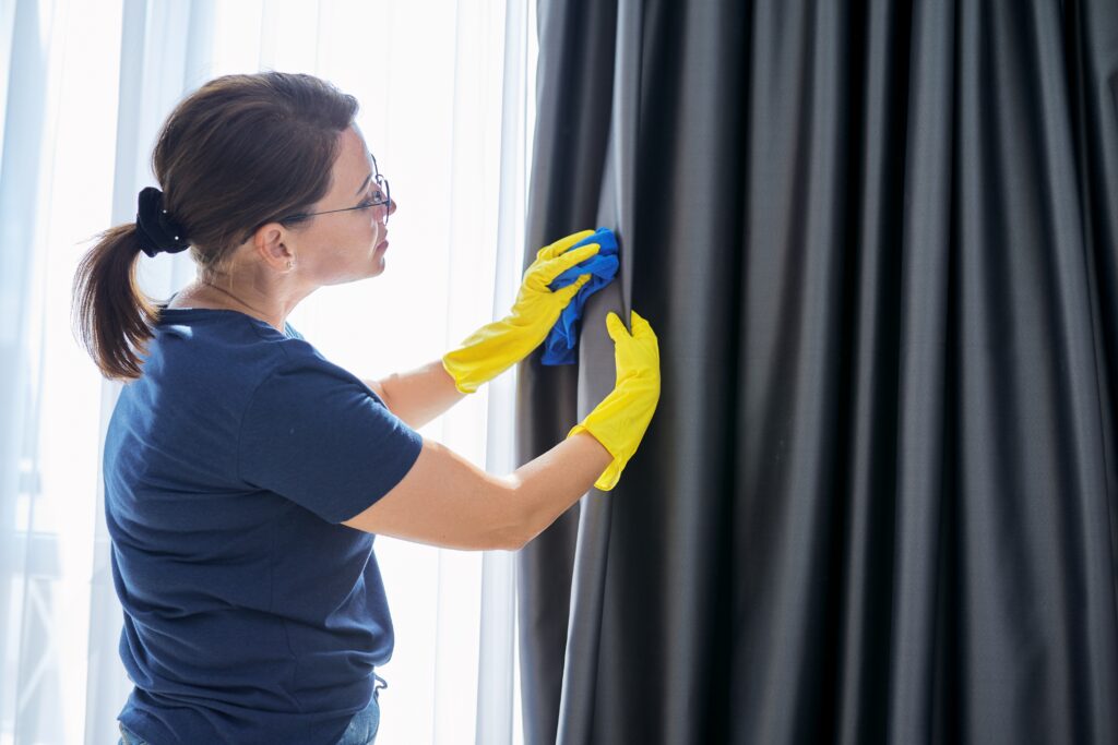 cleaning windows and curtains for end of tenancy cleaning